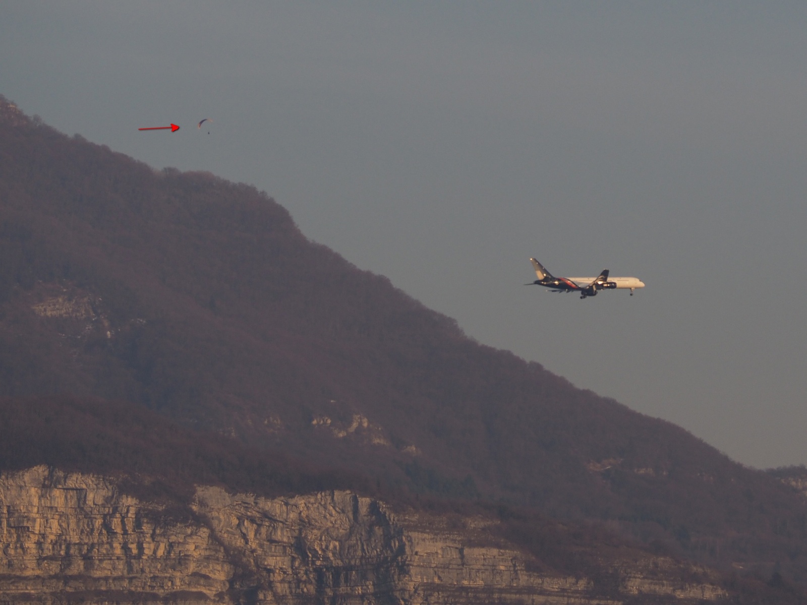 Un Boeing 757 plus bas qu'un parapentiste